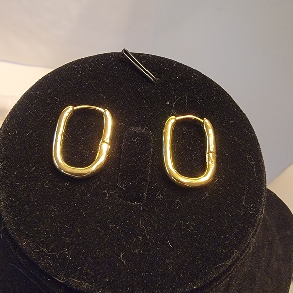 Goldtone Hinged U Shaped Hoops - Picture 3 of 3